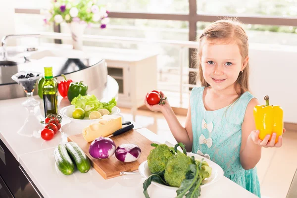 Söt liten flicka matlagning — Stockfoto