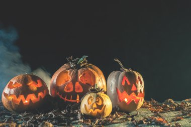 Cadılar Bayramı Balkabağı, ahşap arka plan. Kabak oyma korkutucu yüzler.