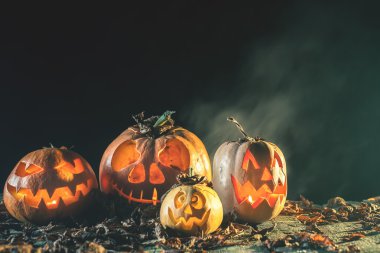 Cadılar Bayramı Balkabağı, ahşap arka plan. Kabak oyma korkutucu yüzler.