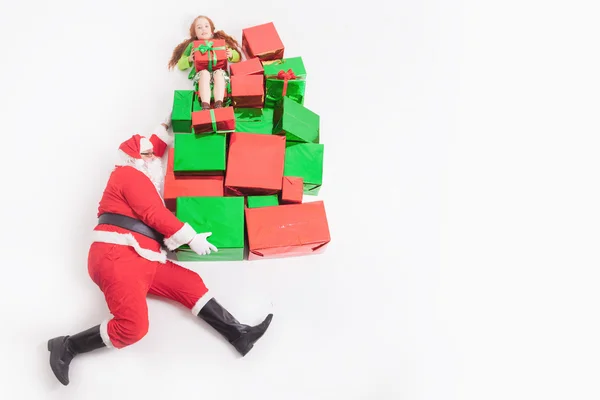 Viernes Negro 2016, divertido Santa entrega de cajas de regalo y chica —  Fotos de Stock