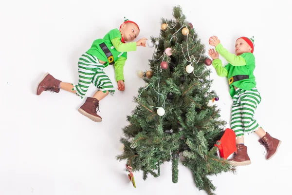Elfos voadores a decorar a árvore de Natal. Ajudantes do Pai Natal — Fotografia de Stock