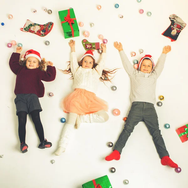 Веселого Різдва 2016 чорного п'ятницю милі маленькі діти — стокове фото
