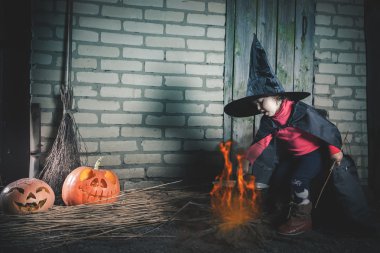 Küçük cadı Cadılar Bayramı gecesi sihirli bir iksir yapma. Korku.