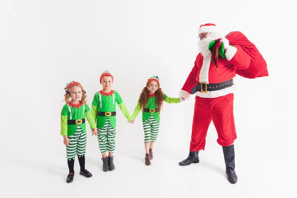 Santa Claus y niños vestidos con trajes elfos. Polo Norte . —  Fotos de Stock