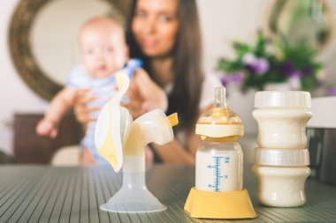 Manuel göğüs pompası, anne sütü