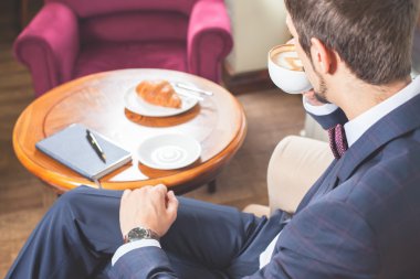 Günaydın yakın çekim yakışıklı erkek bardak kahve