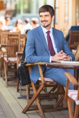 Yakışıklı erkeğin bir Fransız kahvaltı kaldırım café'de vardır.