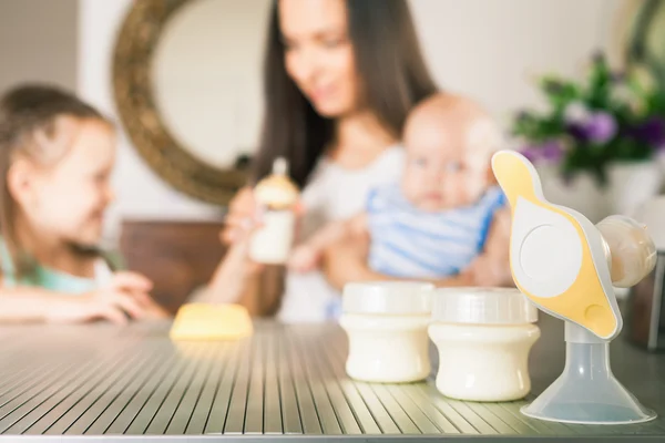 Botol dengan susu dan pompa payudara manual — Stok Foto