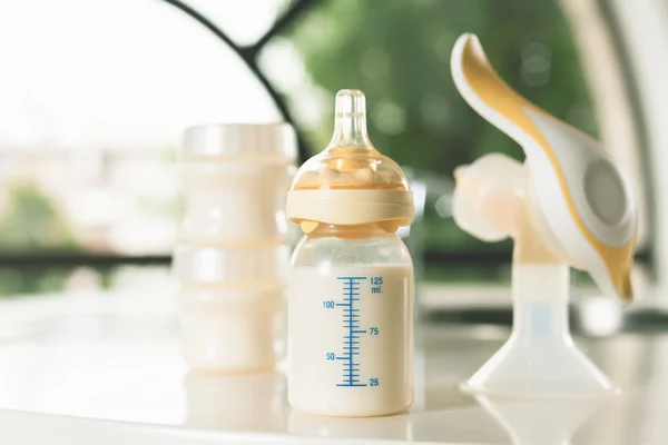 Tiralatte manuale, latte materno — Foto Stock