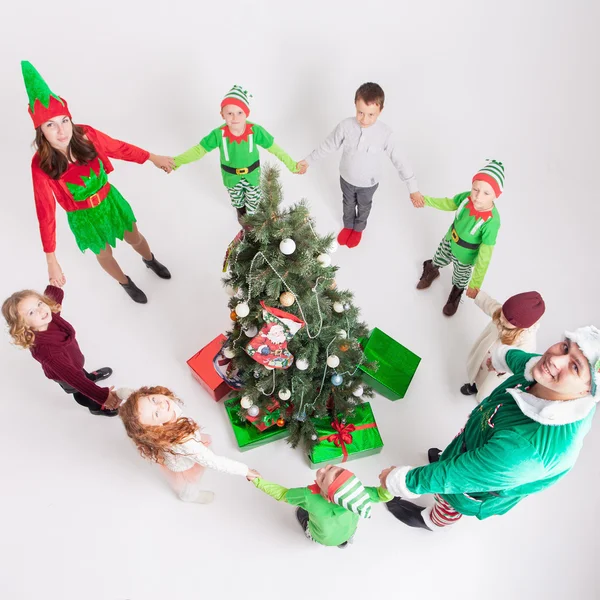 Feliz família celebrando o Natal perto da árvore Cristmas . — Fotografia de Stock