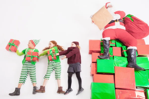 Santas helpers werken bij Noordpool. Hij lezen wensen lijst — Stockfoto