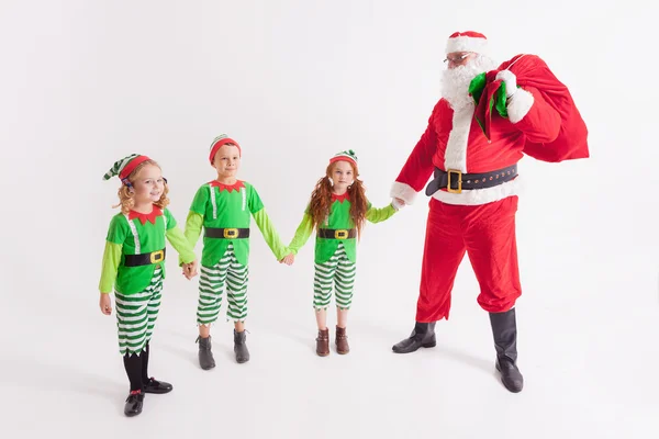 Papai Noel e crianças vestidos com trajes elfos. Pólo Norte . — Fotografia de Stock