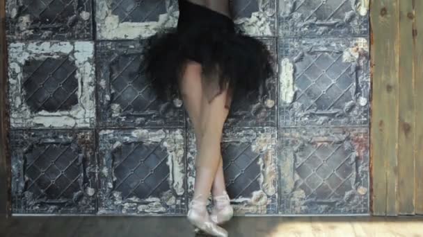 バレリーナの踊る屋内、ヴィンテージ。ヘルシー バレエ — ストック動画