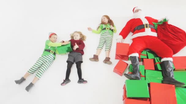 Santas helpers working at North Pole. Children helps to Santa — Stock Video