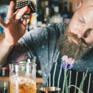 Barmen kokteyl yapıyor