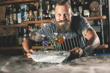 Barmen buz buharı ile kokteyl yapıyor