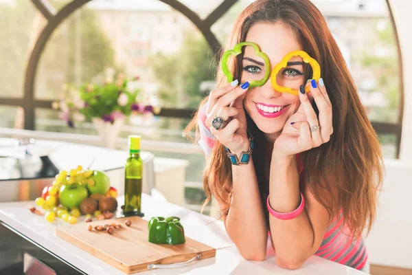 Aantrekkelijke jonge vrouw houdt verse stukjes paprika — Stockfoto