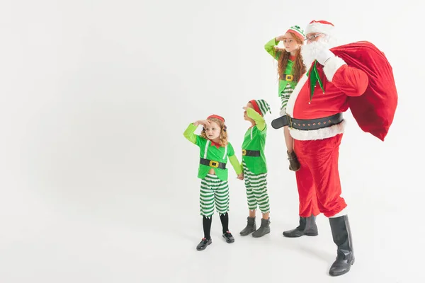 Santa Claus en kinderen gekleed in kostuums van de Elven. Noordpool. — Stockfoto