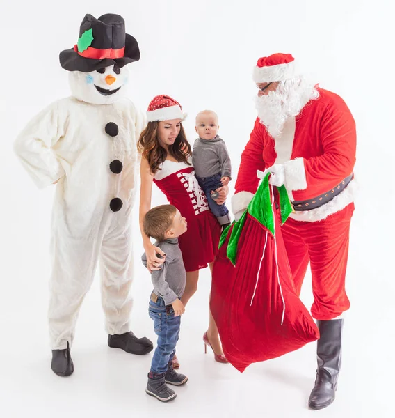 Uw vader is Santa. Geeft geschenkdozen met Kerstmis — Stockfoto