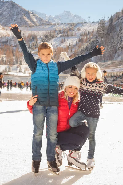 Boldog családi szabadtéri korcsolyázás a jégpálya. Téli — Stock Fotó