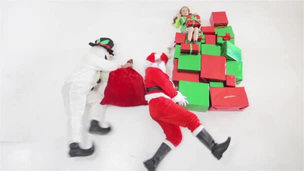 Black Friday 2016, Weihnachtsmann und Schneemann liefern Geschenkboxen aus — Stockvideo