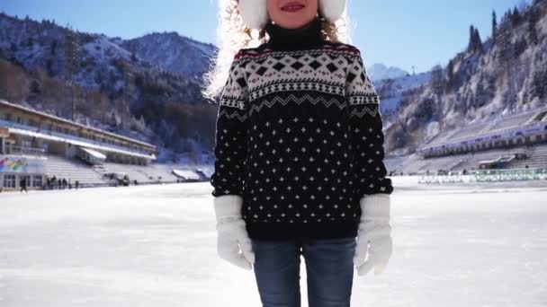 Gros plan sur le visage de la fille. Patinage sur glace à la patinoire extérieure — Video