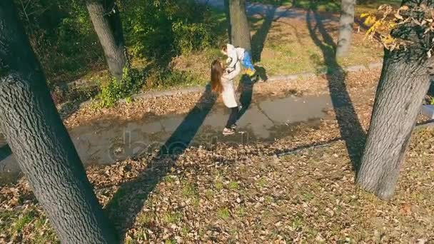 Maman vomit bébé en plein air. Vue de dessus, hélicoptère dron. Automne — Video