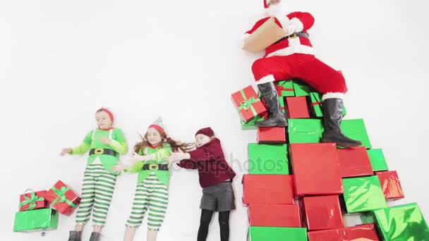Santas helpers werken bij Noordpool. Hij lezen wensen lijst — Stockvideo