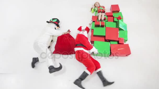 Black Friday 2016, Santa y Snowman entregando cajas de regalo — Vídeos de Stock