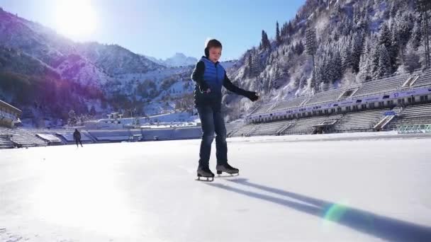 Boldog fiú korcsolyázás a szabadtéri jégpálya — Stock videók