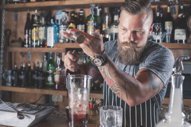 Barmen kokteyl yapıyor