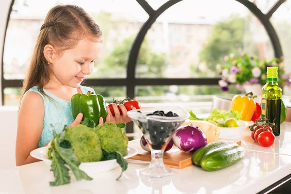 Söt liten flicka matlagning — Stockfoto