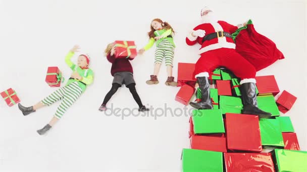 Santas helpers pracující na severní pól. On čtení seznamu přání — Stock video