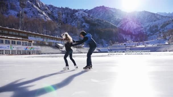 Щасливі діти катаються на ковзанах на відкритому повітрі — стокове відео