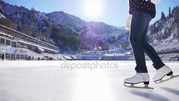 Close-up ragazza felice pattinaggio su ghiaccio all'aperto pista di pattinaggio — Video Stock