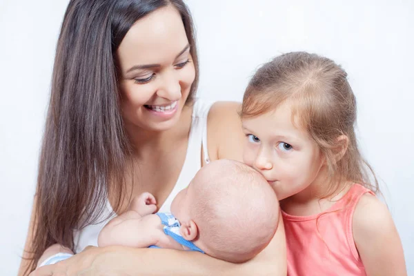 Família feliz, mãe com filha segurando bebê — Fotografia de Stock