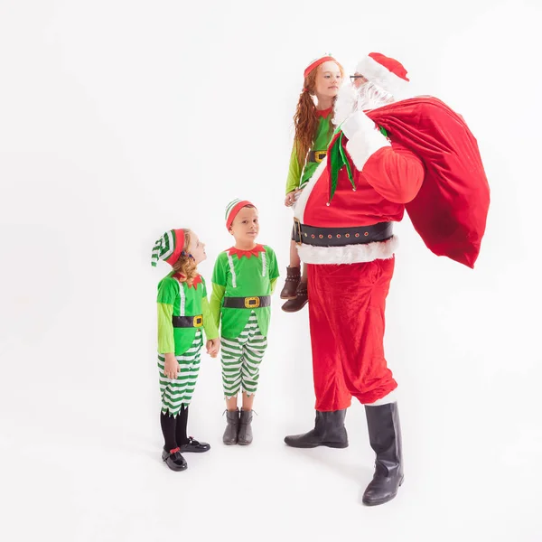 Papai Noel e crianças vestidos com trajes elfos. Pólo Norte . — Fotografia de Stock