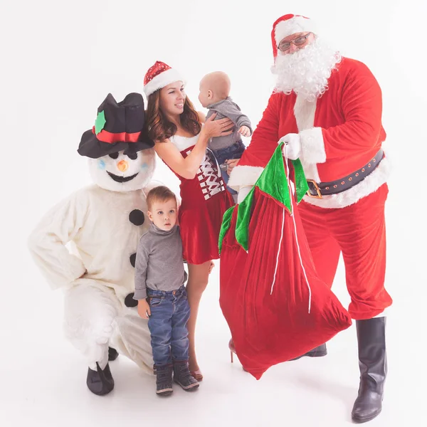 Uw vader is Santa. Geeft geschenkdozen met Kerstmis — Stockfoto