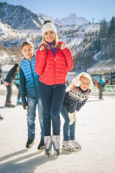 Mutlu aile açık buz pistinde paten. Kış aktiviteleri — Stok fotoğraf