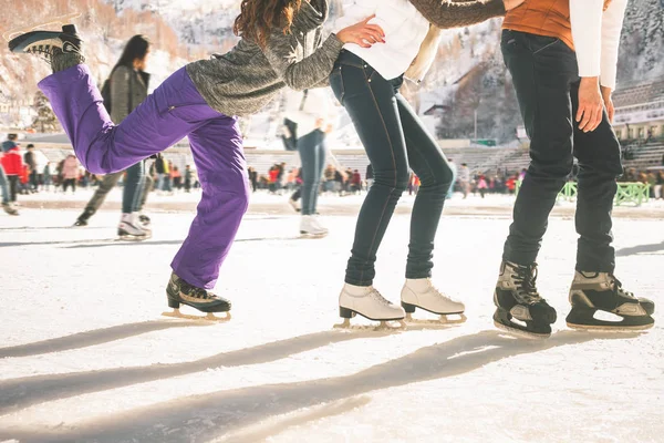 Lustige Teenager Mädchen und Jungen Schlittschuhlaufen im Freien, Eisbahn — Stockfoto