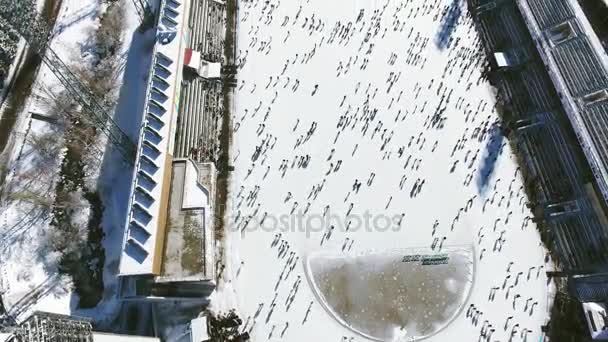 Vista aérea da patinação no gelo ao ar livre, rinque de gelo Medeo — Vídeo de Stock