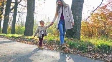 Açık yürüyüş bebek annesiyle. Sonbahar