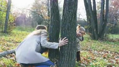 Ağaçların arasından seyir anne ile bebek oyun saklambaç açık,