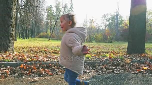 Matka, objímala s dítětem venkovní podzimní Park — Stock video