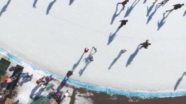 Buz pateni insanlar açık, buz pateni pisti Medeo havadan görünümü