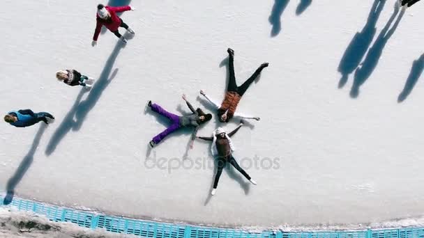 Widok z lotu ptaka na łyżwach ludzi robi śnieg Anioł lodowisko — Wideo stockowe