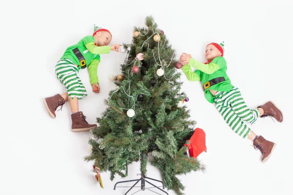 Elfos voadores a decorar a árvore de Natal. Ajudantes do Pai Natal — Fotografia de Stock