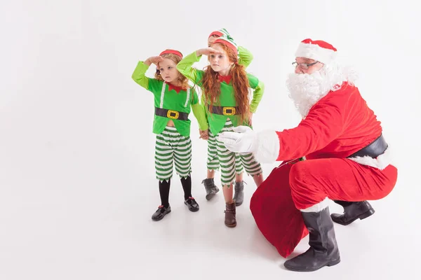 Papai Noel e crianças vestidos com trajes elfos. Pólo Norte . — Fotografia de Stock