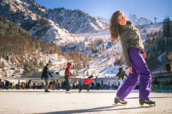 Chica latina patinaje sobre hielo al aire libre en pista de patinaje. Estilo de vida saludable —  Fotos de Stock