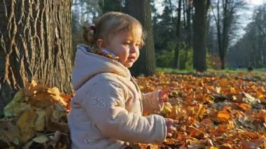 Bebek ile oynarken açık bırakır. Sonbahar orman, park.
